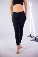 SCHWARZE LEGGINGS UNTER DEM BODY
